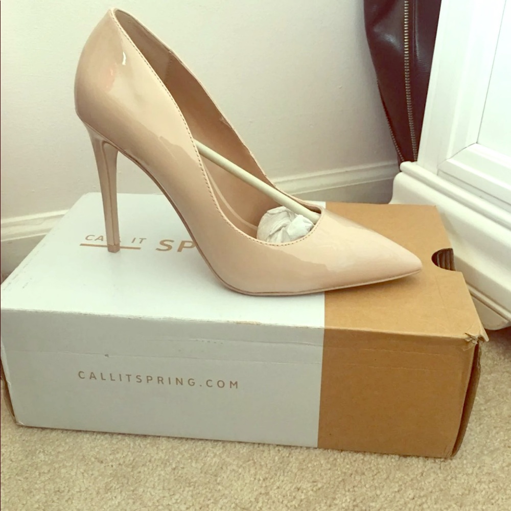 Nude pumps